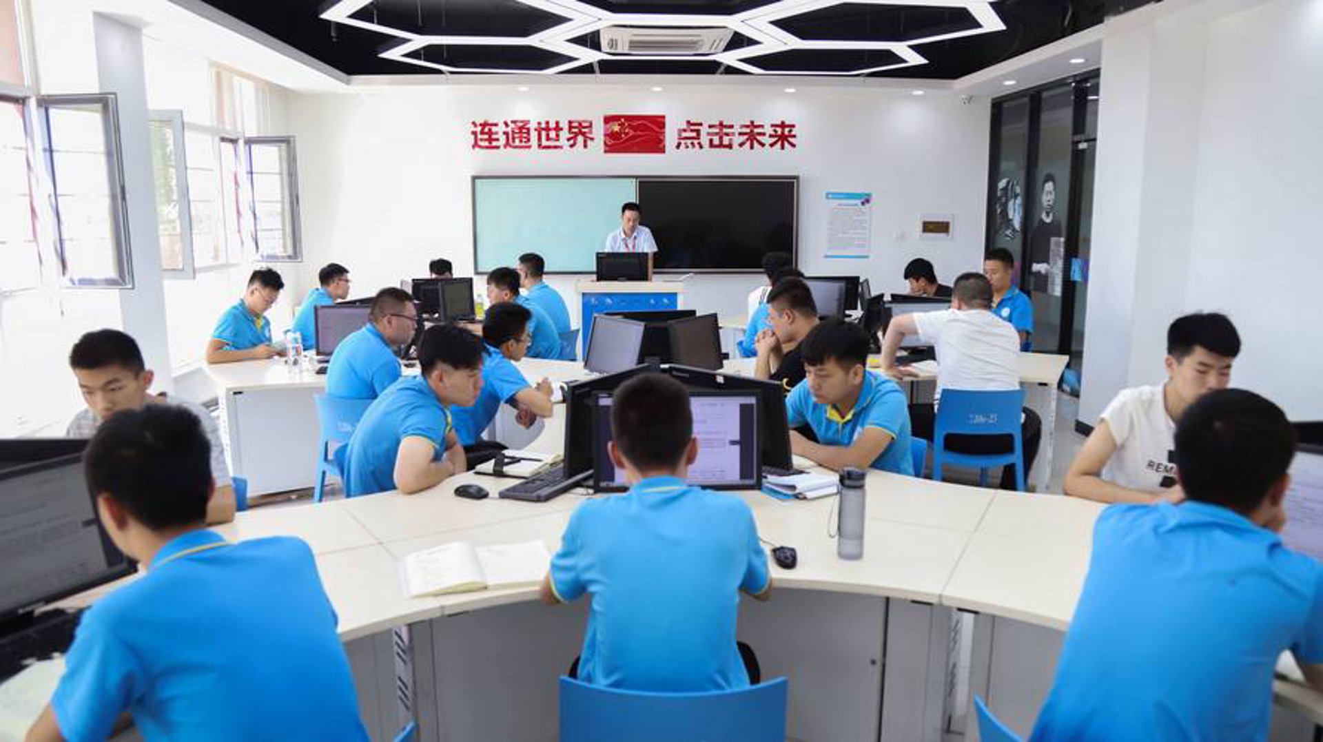 OA办公系统定制：构建企业高效运营的基石